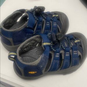 Keen toddler size 8 shoes